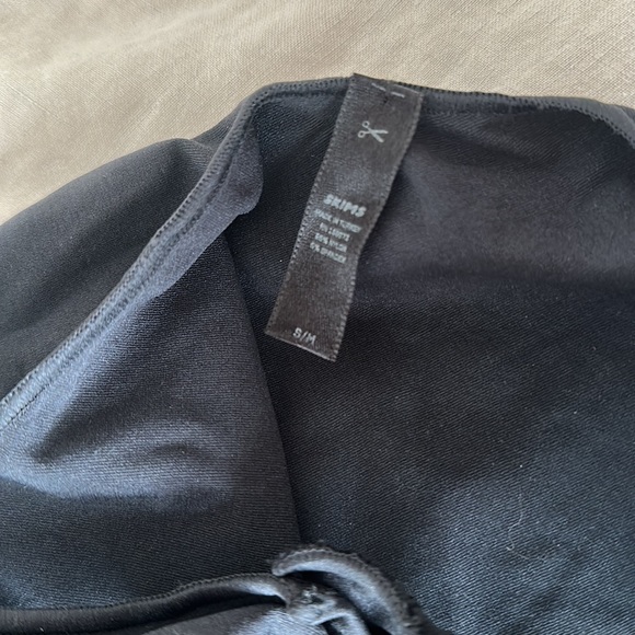 Skims Light Essential Scoop Neck Bodysuit - Picture 3 of 4